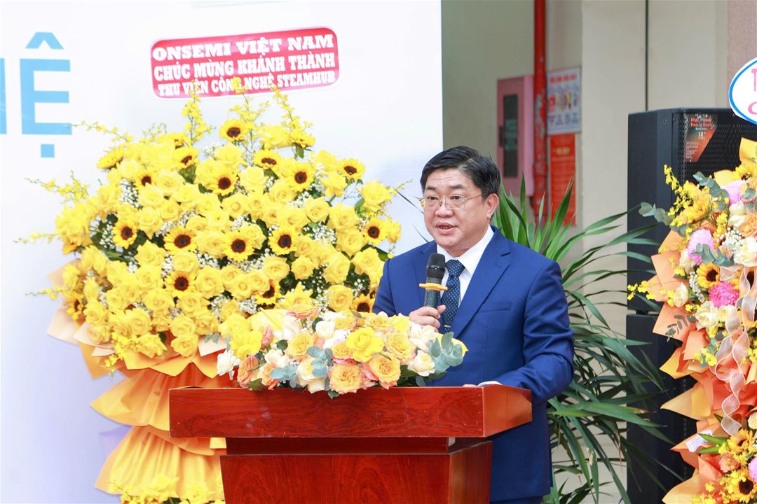 “Choáng ngợp” thư viện công nghệ 1,1 tỷ tại LHU nơi học sinh, sinh viên lái ô tô tự hành và “xỏ kính” VR ngay trên ghế nhà trường