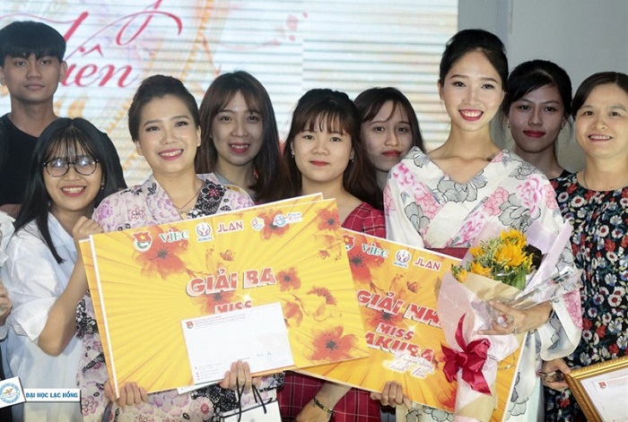 Hoa hậu Phạm Hương trao giải Á Khôi Miss Sakura 2018 cho nữ sinh ngành Nhật