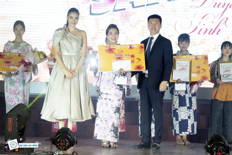 Hoa hậu Phạm Hương trao giải Á Khôi Miss Sakura 2018 cho nữ sinh ngành Nhật
