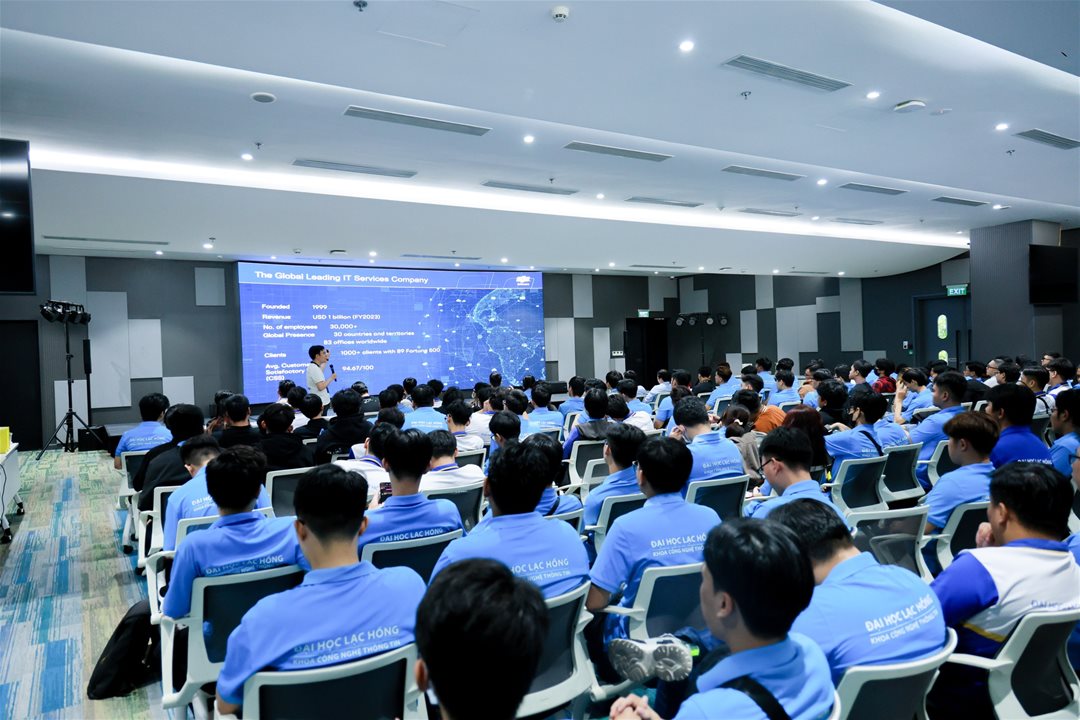 Từ một cậu công nhân đến đại xứ Google Student Ambassador: hành trình không bỏ cuộc của sinh viên LHU Trong kỷ nguyên công nghệ số, những chương trình của các tập đoàn công nghệ toàn cầu như Google luôn được xem là “sân chơi khó”. Không chỉ bởi tiêu chuẩn tuyển chọn khắt khe, mà còn bởi đó là nơi quy tụ những sinh viên có năng lực công nghệ nổi bật, tư duy sáng tạo và khả năng lan tỏa tri thức trong cộng đồng. Chương trình Google Student Ambassador là mạng lưới đại sứ sinh viên toàn cầu do Google xây dựng nhằm kết nối những bạn trẻ có năng lực công nghệ, đặc biệt trong các lĩnh vực như trí tuệ nhân tạo (AI), phát triển phần mềm và các nền tảng công nghệ mới. Đây là chương trình có tiêu chuẩn tuyển chọn rất cao, nơi quy tụ những sinh viên vừa có năng lực chuyên môn, vừa có khả năng dẫn dắt và lan tỏa tri thức trong cộng đồng. Trần Văn Hội - SV Ngành Trí tuệ nhân tạo gương mặt đại sứ Google Student Ambassador 2026 Tỷ lệ cạnh tranh khắt khe: 7.000 ứng viên chọn 600 đại sứ Theo thống kê từ chương trình, trong năm tuyển chọn 2026 có hơn 7.000 ứng viên đăng ký, nhưng chỉ 600 sinh viên trúng tuyển trên toàn cầu. Điều đó đồng nghĩa với việc tỷ lệ cạnh tranh rất cao và quá trình đánh giá được thực hiện qua nhiều vòng nghiêm ngặt, từ năng lực chuyên môn, khả năng lãnh đạo cộng đồng cho đến tiềm năng phát triển các hoạt động công nghệ trong môi trường đại học. Theo Trần Hội chia sẻ về quá trình tuyển chọn của Google: “Để trở thành Google Student Ambassador, em phải trải qua một quy trình tuyển chọn khá khắt khe. Trước hết là chuẩn bị Portfolio, trong đó thể hiện rõ những dự án công nghệ từng thực hiện, vai trò của bản thân và giá trị thực tế mang lại. Sau đó là thử thách thực hành, yêu cầu tụi em trực tiếp sử dụng AI (cụ thể là Google Gemini) để giải quyết các bài toán do chương trình đưa ra. Vòng này không chỉ kiểm tra kiến thức, mà còn đánh giá tư duy, khả năng ứng dụng và cách mình tiếp cận vấn đề. Đến vòng Phỏng vấn/Đánh giá trực tuyến mức độ thử thách còn cao hơn khi ứng viên phải trả lời trực tiếp các câu hỏi do đội ngũ Google đưa ra. Những câu hỏi này nhằm kiểm tra khả năng tư duy, lập luận, cũng như cách ứng viên nhìn nhận và triển khai các hoạt động công nghệ trong cộng đồng sinh viên. ” Quyền lợi khi trở thành đại sứ Google Student Ambassador 2026 Hành trình chinh phục từ đam mê công nghệ Trước đây, Hội từng thi đậu một trường đại học ở Hà Nội. Tuy nhiên, vì hoàn cảnh gia đình lúc đó chưa cho phép, em đành gác lại giấc mơ giảng đường và lựa chọn đi làm công nhân trong một xưởng sản xuất. Ba năm trôi qua trong những ca làm kéo dài, công việc nặng nhọc nhưng đều đặn. Hội chia sẻ: “Có những buổi tan ca muộn, bữa tối của em chỉ là một bát mì ăn vội. Chính lúc đó em tự hỏi: nếu cứ tiếp tục như vậy, 5 - 10 năm nữa cuộc sống của mình sẽ ra sao.” Câu hỏi giản dị ấy đã khiến Hội quyết định quay lại con đường học tập. Khi đứng trước lựa chọn bắt đầu lại từ đâu, Hội đã chọn Trường Đại học Lạc Hồng để gửi gắm bốn năm thanh xuân của mình. Với môi trường học tập năng động, định hướng đào tạo gắn với công nghệ và danh tiếng trong các sân chơi kỹ thuật - công nghệ, LHU trở thành nơi để Hội bắt đầu lại hành trình theo đuổi đam mê mà trước đây em từng phải gác lại. Trường Đại học Lạc Hồng - môi trường nuôi dưỡng tài năng công nghệ Trong những năm gần đây, Khoa Công nghệ thông tin - Trường Đại học Lạc Hồng đang dần trở thành một trong những môi trường đào tạo năng động dành cho những sinh viên đam mê công nghệ. Tại đây, sinh viên được tiếp cận các lĩnh vực công nghệ mũi nhọn như trí tuệ nhân tạo, lập trình phần mềm, khoa học dữ liệu và các xu hướng công nghệ mới của kỷ nguyên chuyển đổi số. Điểm đáng chú ý trong môi trường học tập tại LHU là sự kết hợp chặt chẽ giữa học thuật và thực hành. Sinh viên không chỉ học lý thuyết trên giảng đường mà còn tham gia các dự án công nghệ, các cuộc thi lập trình, robot và AI trong nước cũng như quốc tế. Bên cạnh đó, nhà trường còn mở rộng hợp tác với doanh nghiệp công nghệ, tạo điều kiện để sinh viên tiếp cận với những yêu cầu thực tế của ngành nghề ngay từ khi còn ngồi trên ghế giảng đường. Sinh viên trải nghiệm và học tập tại các tập đoàn hàng đầu tại Việt Nam Hệ thống phòng thí nghiệm, không gian sáng tạo và các hoạt động học thuật tại LHU đang từng bước hình thành một hệ sinh thái học tập nơi sinh viên được khuyến khích thử nghiệm, nghiên cứu và phát triển ý tưởng. Trong môi trường đó, giảng viên không chỉ đóng vai trò truyền đạt kiến thức, mà còn là những người đồng hành, truyền cảm hứng và định hướng cho sinh viên trên hành trình khám phá công nghệ. LHU “bệ phóng cho những chuyến bay” tạo nên những bước tiến toàn cầu Với định hướng gắn kết giữa học thuật, thực hành và đổi mới sáng tạo, LHU đang từng bước xây dựng một hệ sinh thái học tập nơi sinh viên được khuyến khích thử nghiệm ý tưởng, tham gia các dự án công nghệ và tiếp cận với những xu hướng mới của thế giới. Trong môi trường ấy, sinh viên không chỉ học để tốt nghiệp, mà được trang bị năng lực để tự tin hội nhập vào cộng đồng công nghệ toàn cầu. Sinh viên LHU tham gia các chương trình học thuật quốc tế Từ những nền tảng đó, LHU đang trở thành “bệ phóng cho những chuyến bay” của sinh viên Việt Nam trên hành trình chinh phục tri thức và công nghệ. Những thành tích như Google Student Ambassador 2026 cho thấy khi được học tập trong một môi trường khuyến khích sáng tạo, nghiên cứu và trải nghiệm thực tiễn, sinh viên hoàn toàn có thể bước ra những sân chơi lớn của thế giới. Và có lẽ, từ những hạt giống như vậy, những câu chuyện “sinh viên LHU bước ra thế giới” sẽ không còn là điều hiếm gặp, mà sẽ dần trở thành hành trình quen thuộc trong môi trường đại học hiện đại.