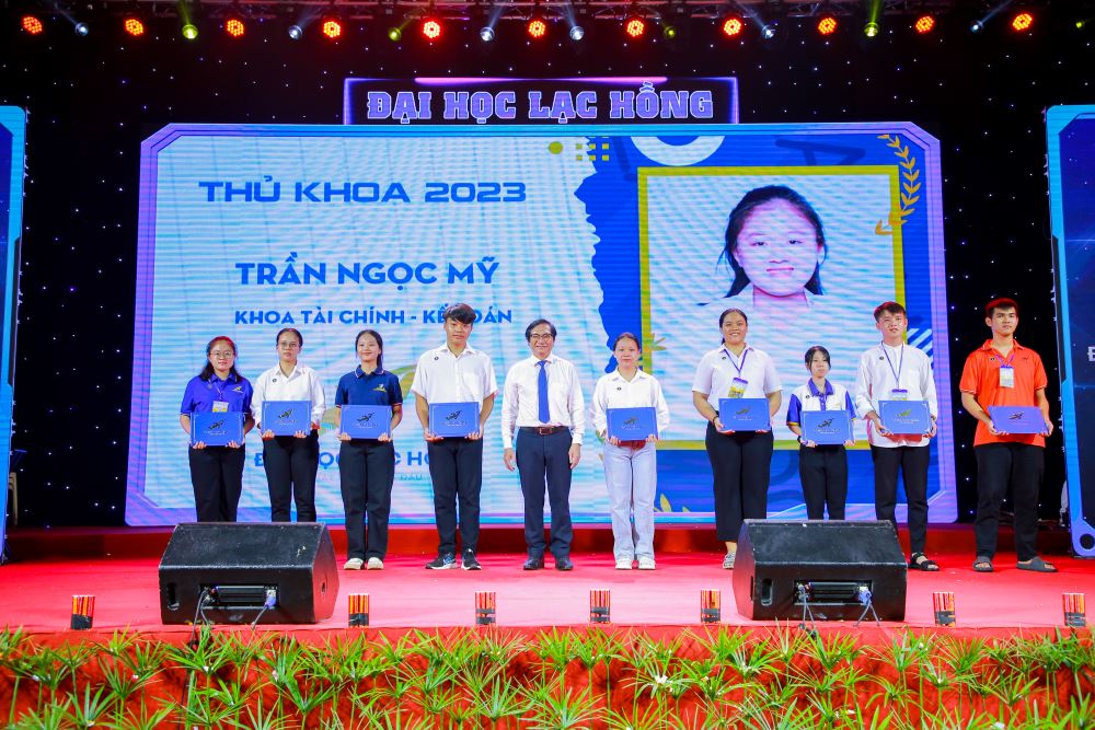 Điểm danh thủ khoa được trường “hoàn tặng” học phí