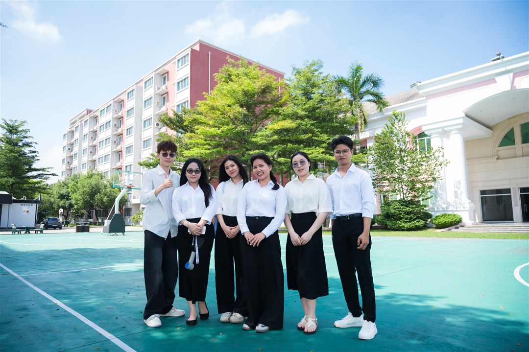 Sinh viên Ngôn ngữ Trung Quốc chụp ảnh lưu niệm trong khuôn viên doanh nghiệp.